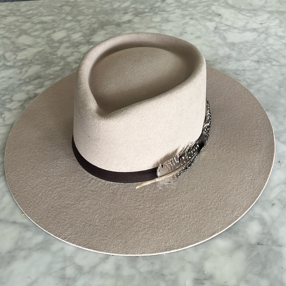 Resistol Western 4X Wool hat with feather. Very nice! Gently used. Size 7